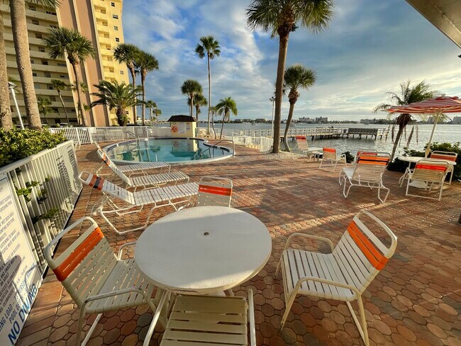 Building Photo - 4750 Cove Cir