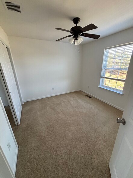 Building Photo - 300 Milkweed Dr