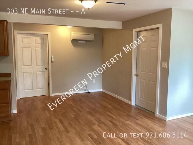 Building Photo - Quaint 2 Bdrm, 1 Bth located in the heart ...