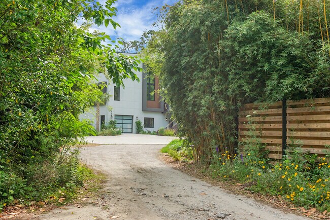 Building Photo - 665 Daniel Whaley Rd