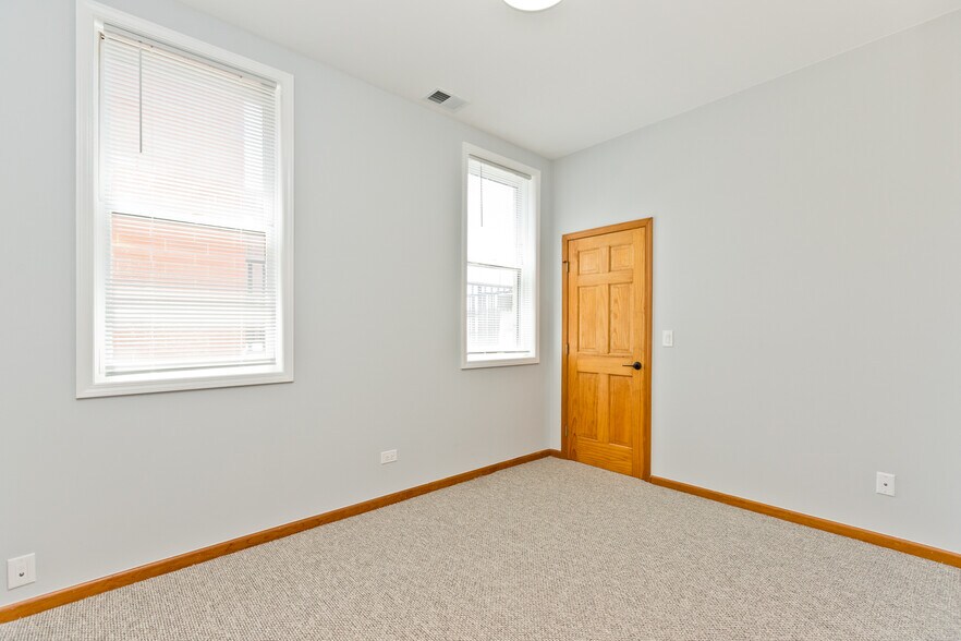 Building Photo - 2336 N Greenview Ave