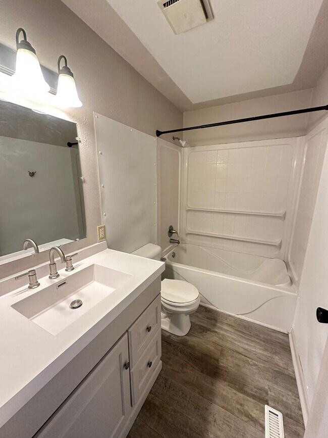 Building Photo - 1837-1837 Post Rd