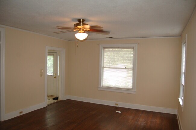 Building Photo - 424 S Holly St