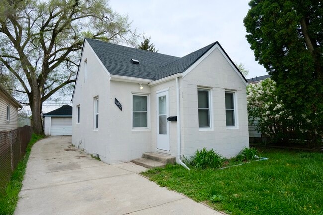Building Photo - 11032 Continental Ave