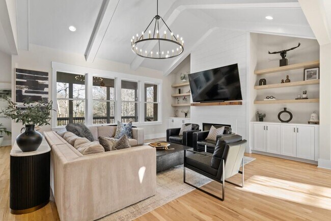 Building Photo - 568 Versailles Dr