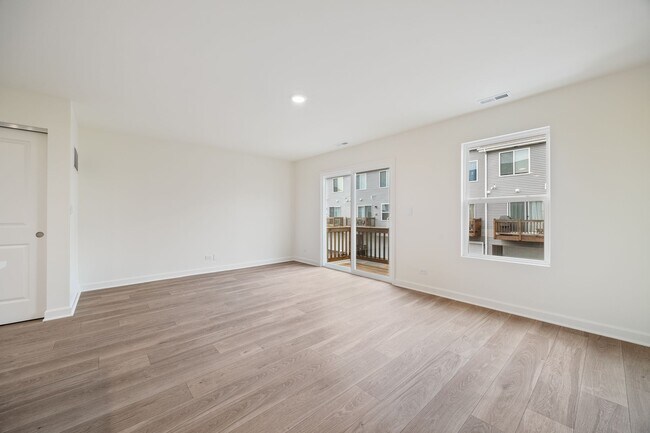 Building Photo - 2463 Bella Dr