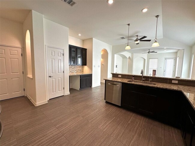 Building Photo - 615 Spanish Mustang Dr