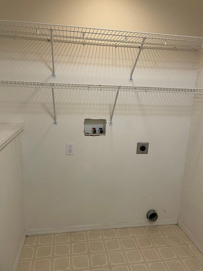 Building Photo - This 3 bedroom 2 bathroom home is located in beautiful Shady Cove