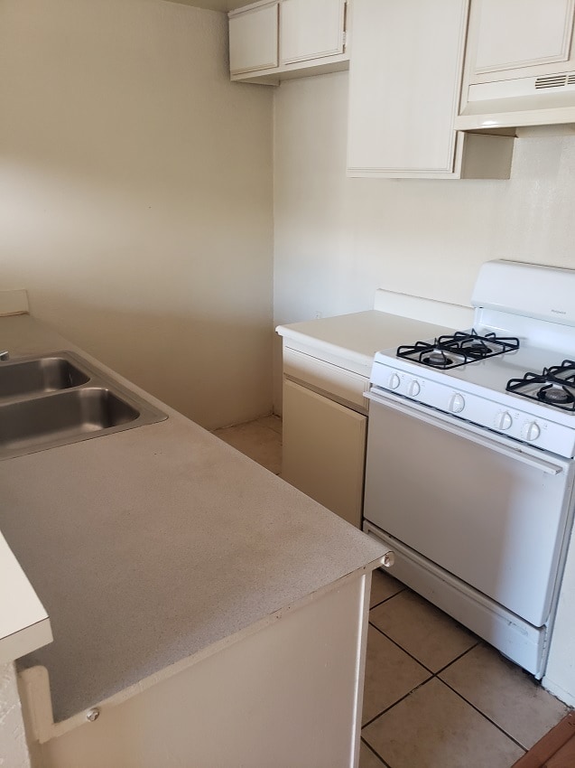 Kitchen - 10220 Tujunga Canyon Blvd