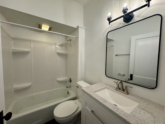 Building Photo - 2 bedroom, 1 bathroom duplex now available on the southside of Ottawa