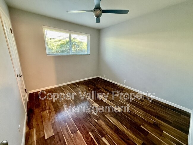 Building Photo - 501 W Glenrosa Ave