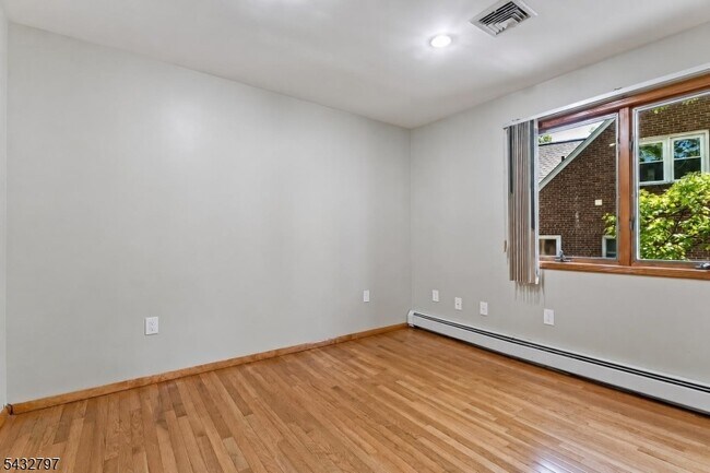 Building Photo - 17 Hickory Dr