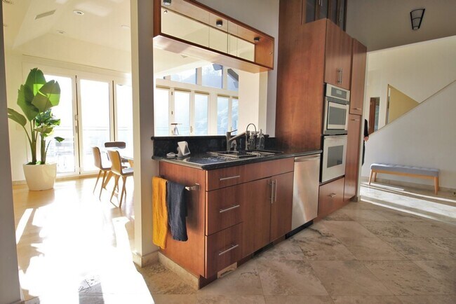 Building Photo - Beautiful Home w/ Stunning Views from Ever...