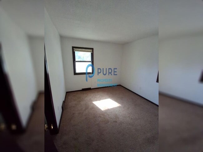 Building Photo - Beautiful Burnsville 3 Bedroom / 2 Bath Ho...