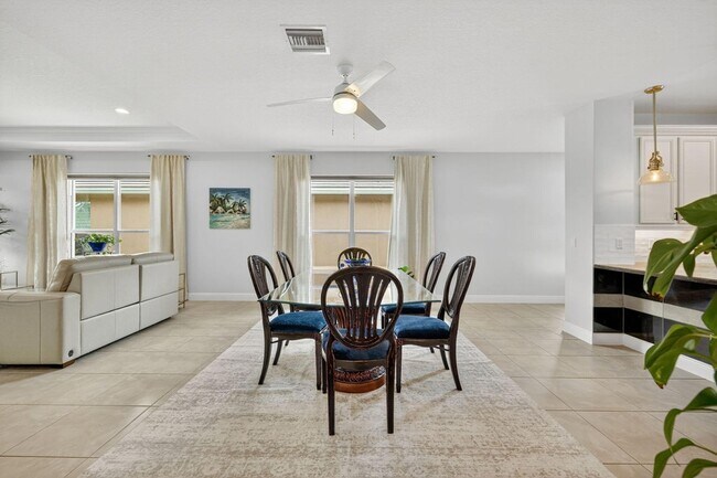 Building Photo - 9624 SW Royal Poinciana Dr