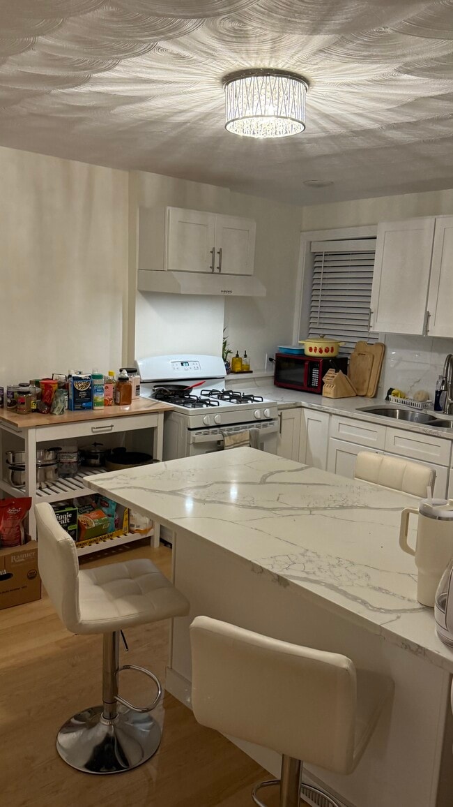 Building Photo - 37 Oak St