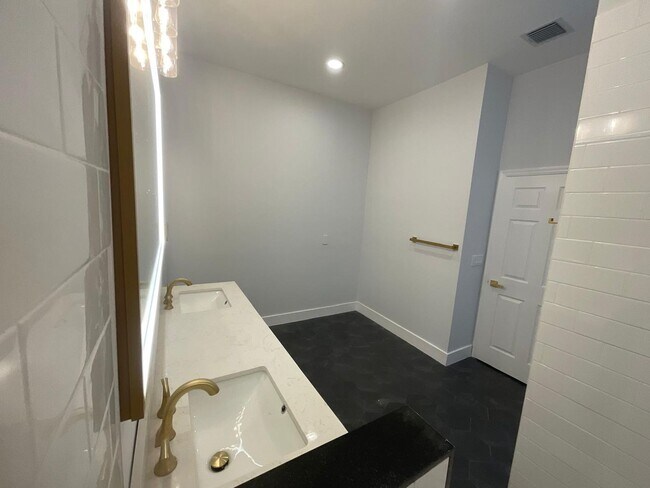 Building Photo - Luxury-Style 3BR Home in Prime West Palm Beach Location