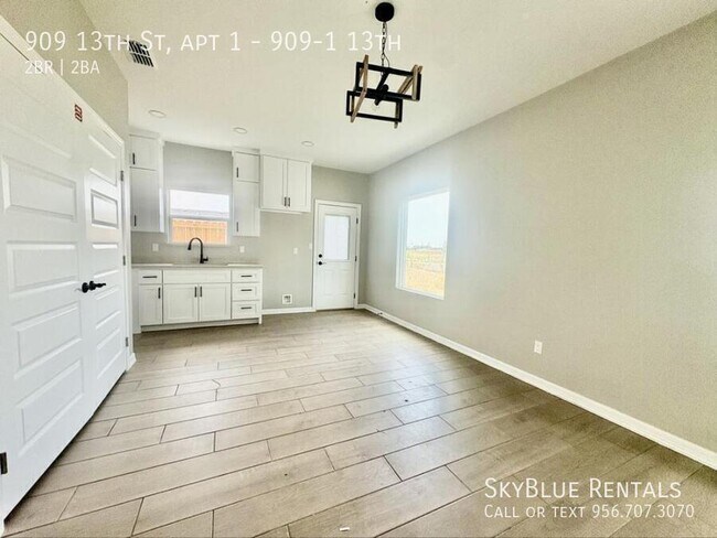 Building Photo - 909 E 13th St