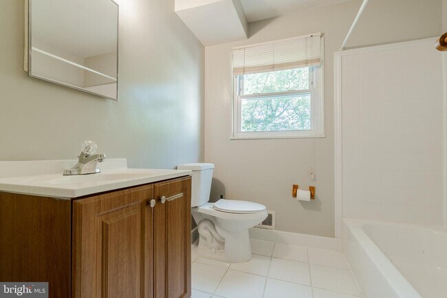 Building Photo - 728 N Wakefield St