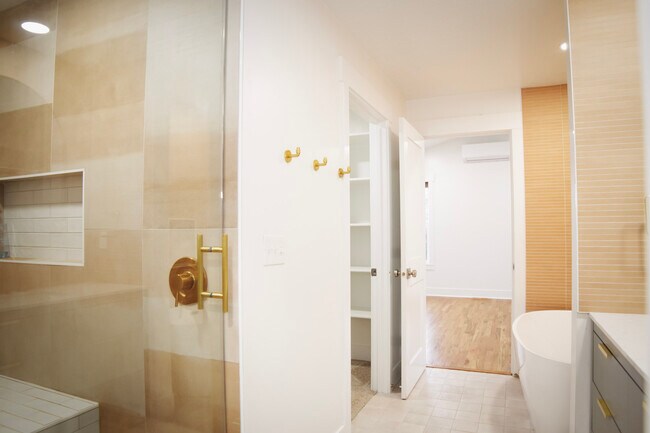 Building Photo - 4811 W Rose Hl St