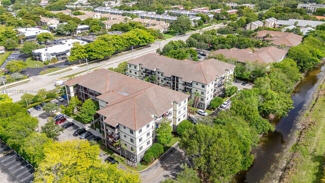 Building Photo - 2851 Riverside Dr