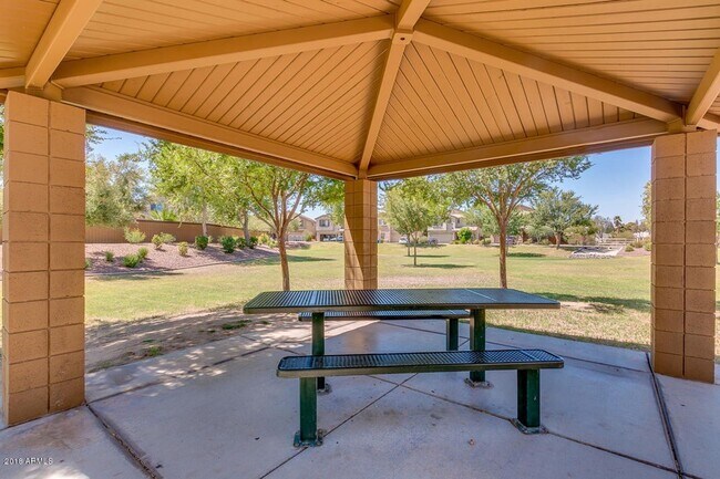 Building Photo - Charming 3 Bed + Den 2.5 Bath Home with 2 ...