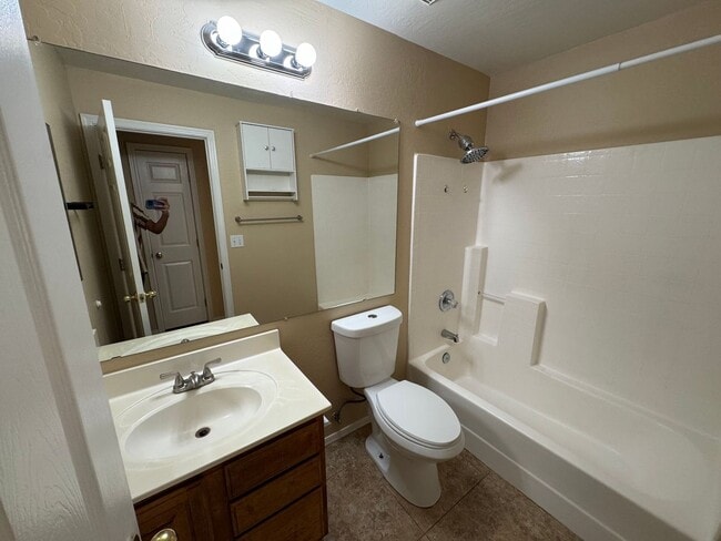 Building Photo - 3 Bedroom - 2 Bath - Mesa