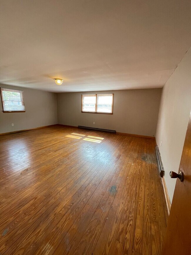 Building Photo - Two Bedroom in Delphi - Available in October