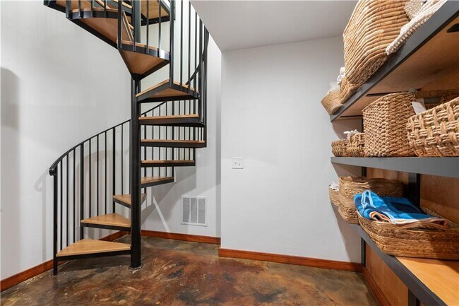 Building Photo - 515 Claire Dr NE