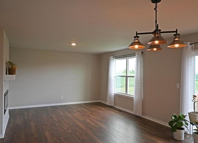 Building Photo - Spacious Elegance Meets Modern Comfort In ...
