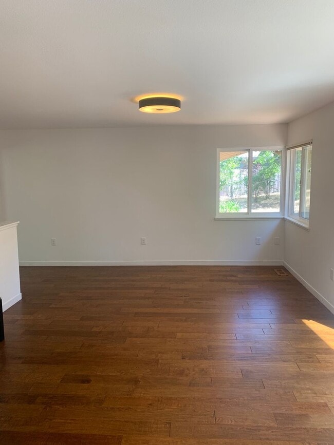 Building Photo - Updated 3 bedroom 2 bathroom Single Family...