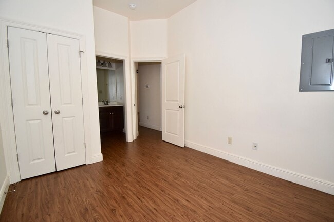 Building Photo - Hidden Oaks Apartments