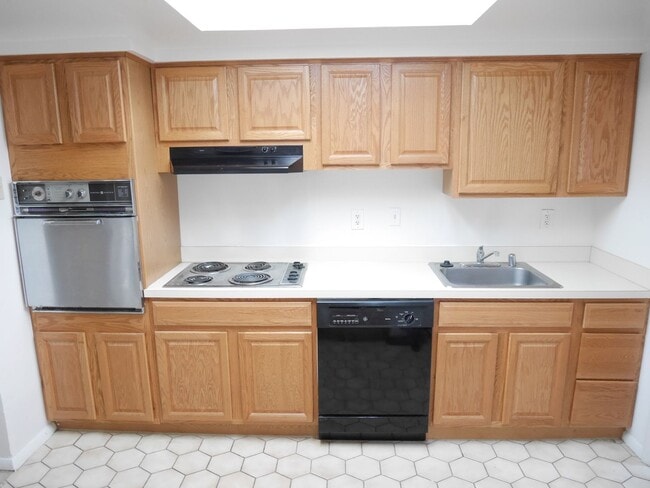 Building Photo - Olde Crofton Charm! Two Bedroom Townhome