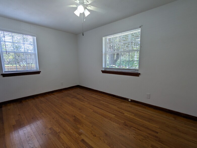 Building Photo - 3557 Edgewater Dr