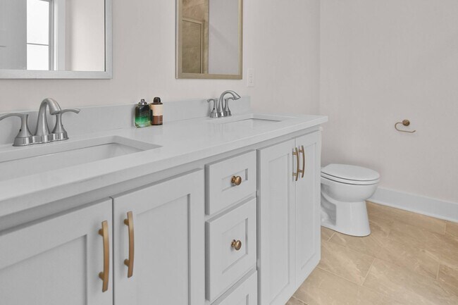 Building Photo - Pet Friendly Three Bedroom with Bonus!
