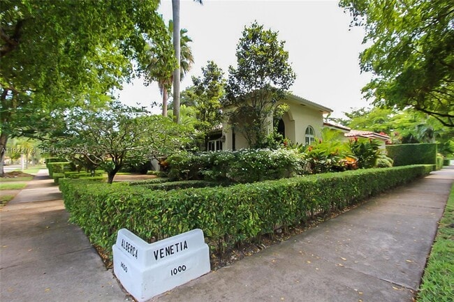 Building Photo - 1400 Alberca St