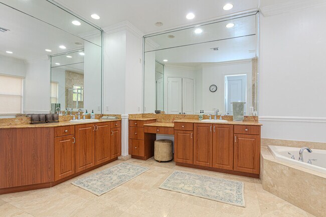 Building Photo - 10703 Versailles Blvd