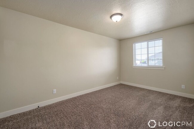 Building Photo - Stunning Single Family Home In Excellent L...