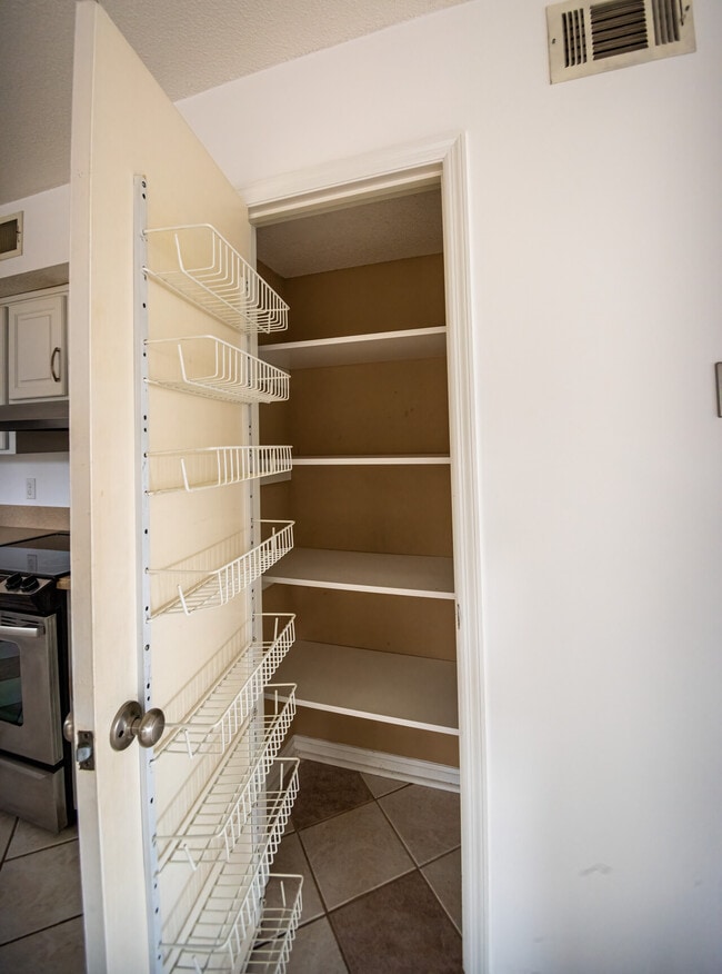 Building Photo - 6815 Raintree Dr