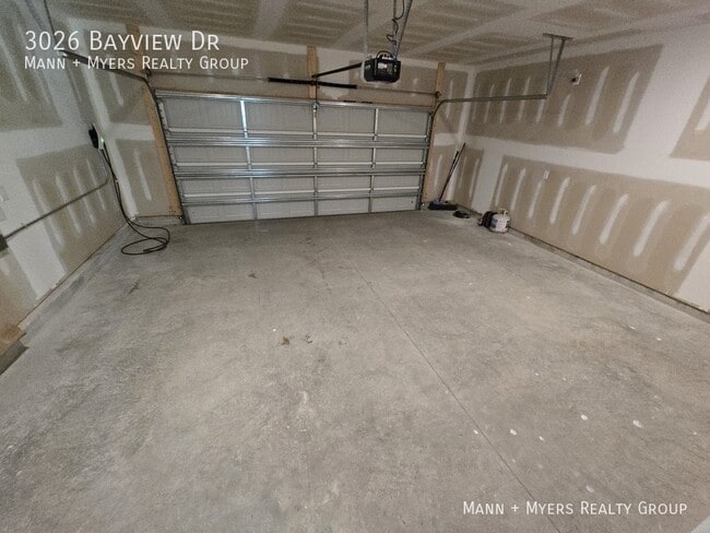 Building Photo - 3026 Bayview Dr