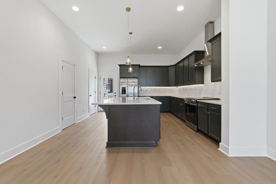 Building Photo - 3967 Clifton Ave