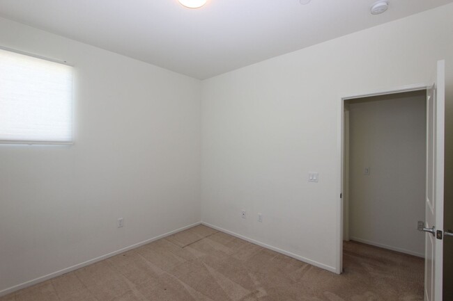 Building Photo - Large 3 bedroom 2.5 bathroom home availabl...