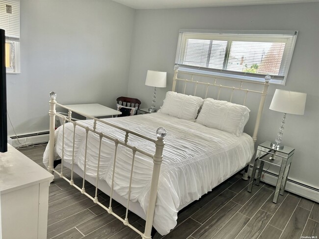 Building Photo - 328 Fern Pl