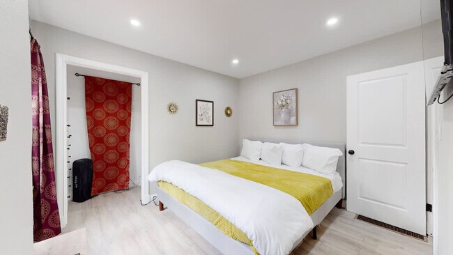 Building Photo - 730 E Alameda Ave