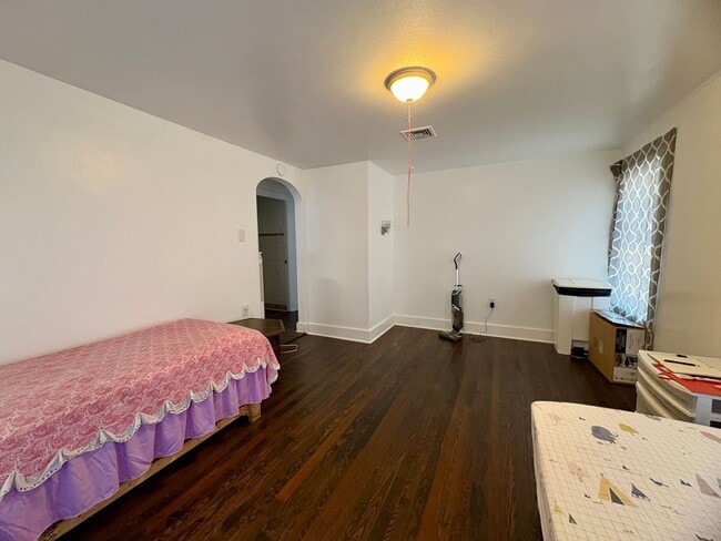 Building Photo - 2 Bedroom 1 Bathroom in Lebanon!