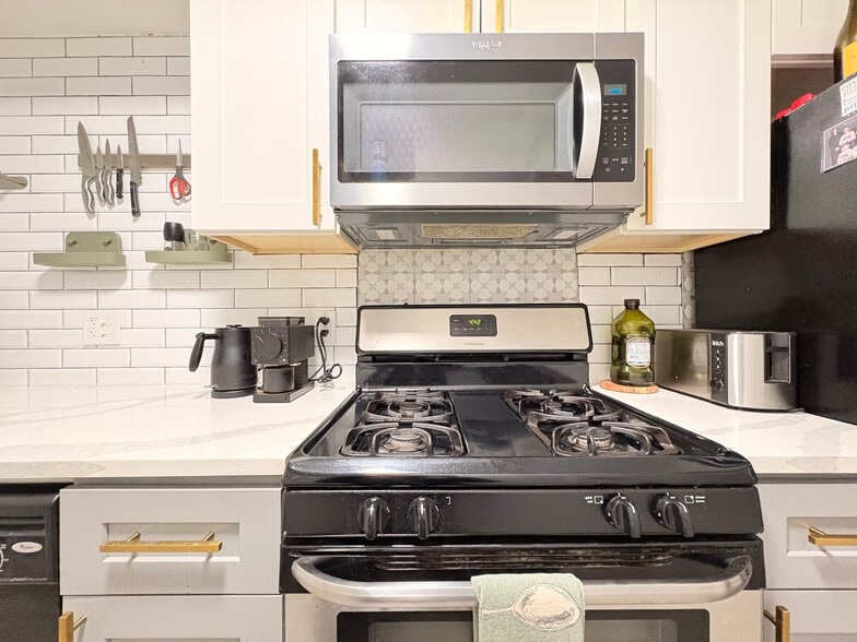 Building Photo - 5737 Hobart St