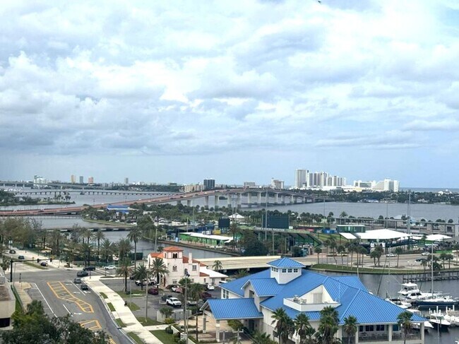 Building Photo - Stunning Penthouse with Amazing Views!