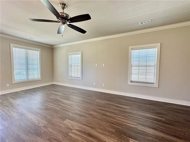 Building Photo - 811 NE Hts Ln