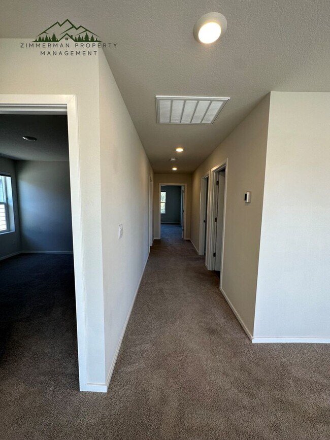 Building Photo - Gorgeous 5-bedroom, 3-bathroom home is desirable Springfield neighborhood