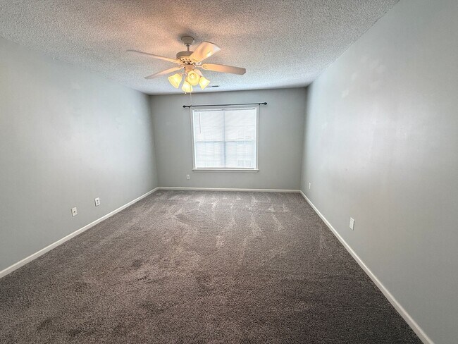 Building Photo - RENT SPECIAL! Updated Holten Place, top fl...